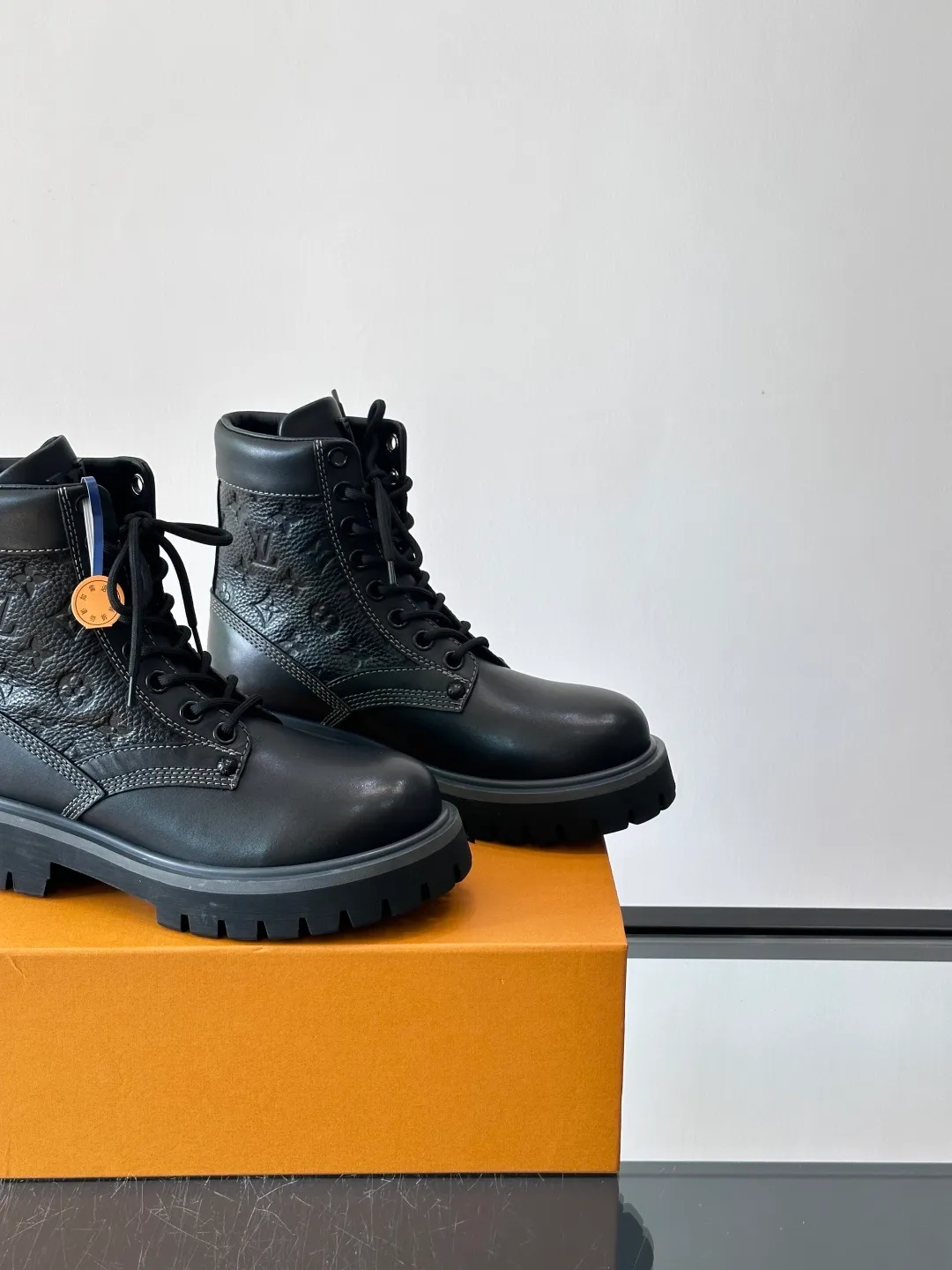 [L Home] Top P: 920💰 Size: 39-44 (45 can be customized) LOUIS VUITTON Louis Vuitton ss25 LV Donkey brand new thick-soled lace-up big-toe shoes men's casual shoes high-top short boots. These boots are crafted from top-grain calf leather for a lightweight and comfortable fit. The thick EVA outsole is embellished with eye-catching ridges, and the trendy attitude of being both strong and soft makes it an everyday choice. ✔Upper: imported first-layer cowhide ✔Lining: cowhide ✔Outsole: original molded outsole